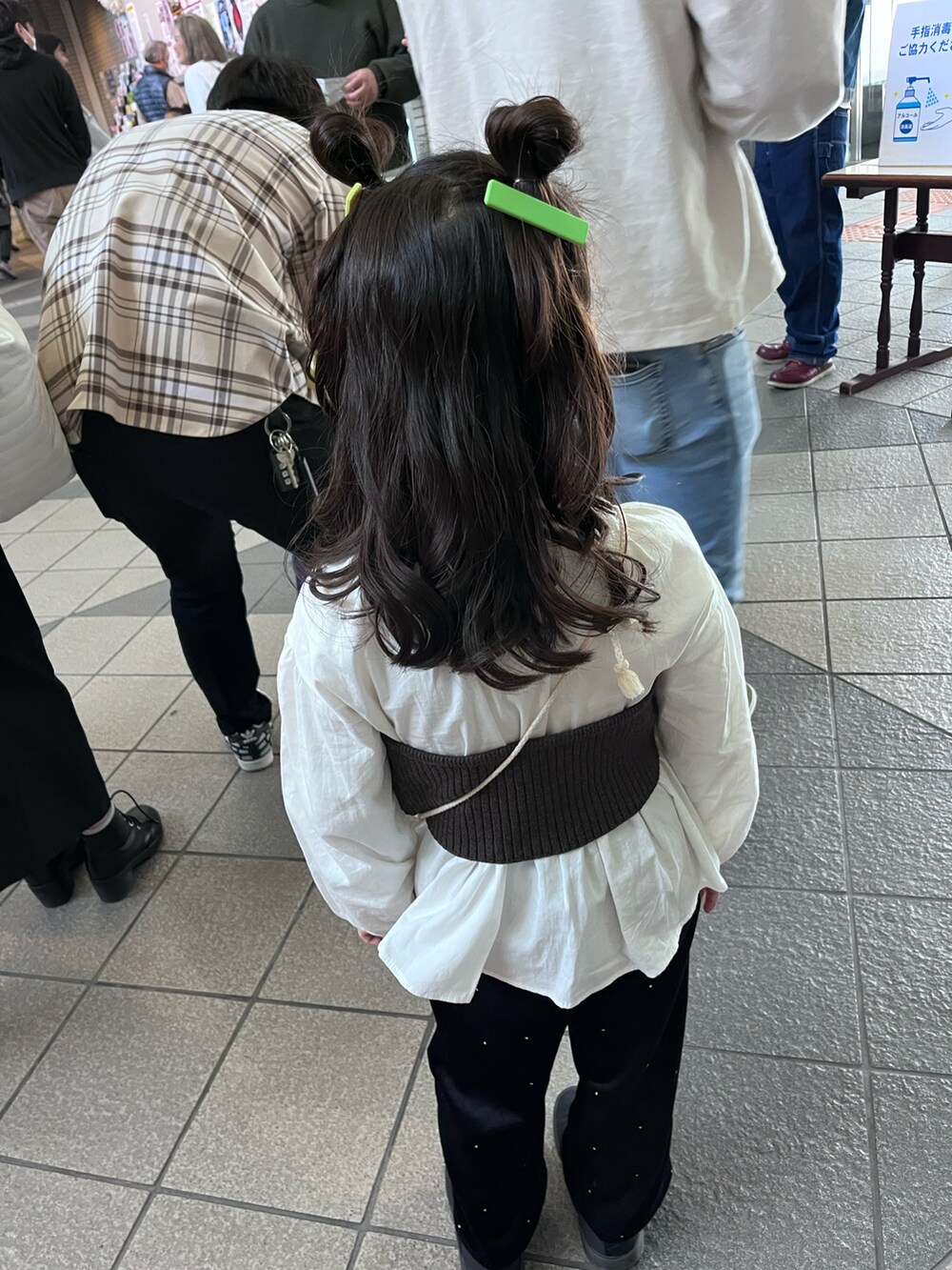 ホワイト系のシャツ/ブラウス、ブラック系のその他パンツ、ブラック系のスニーカーを着用したキッズの冬コーディネートの2枚目の写真