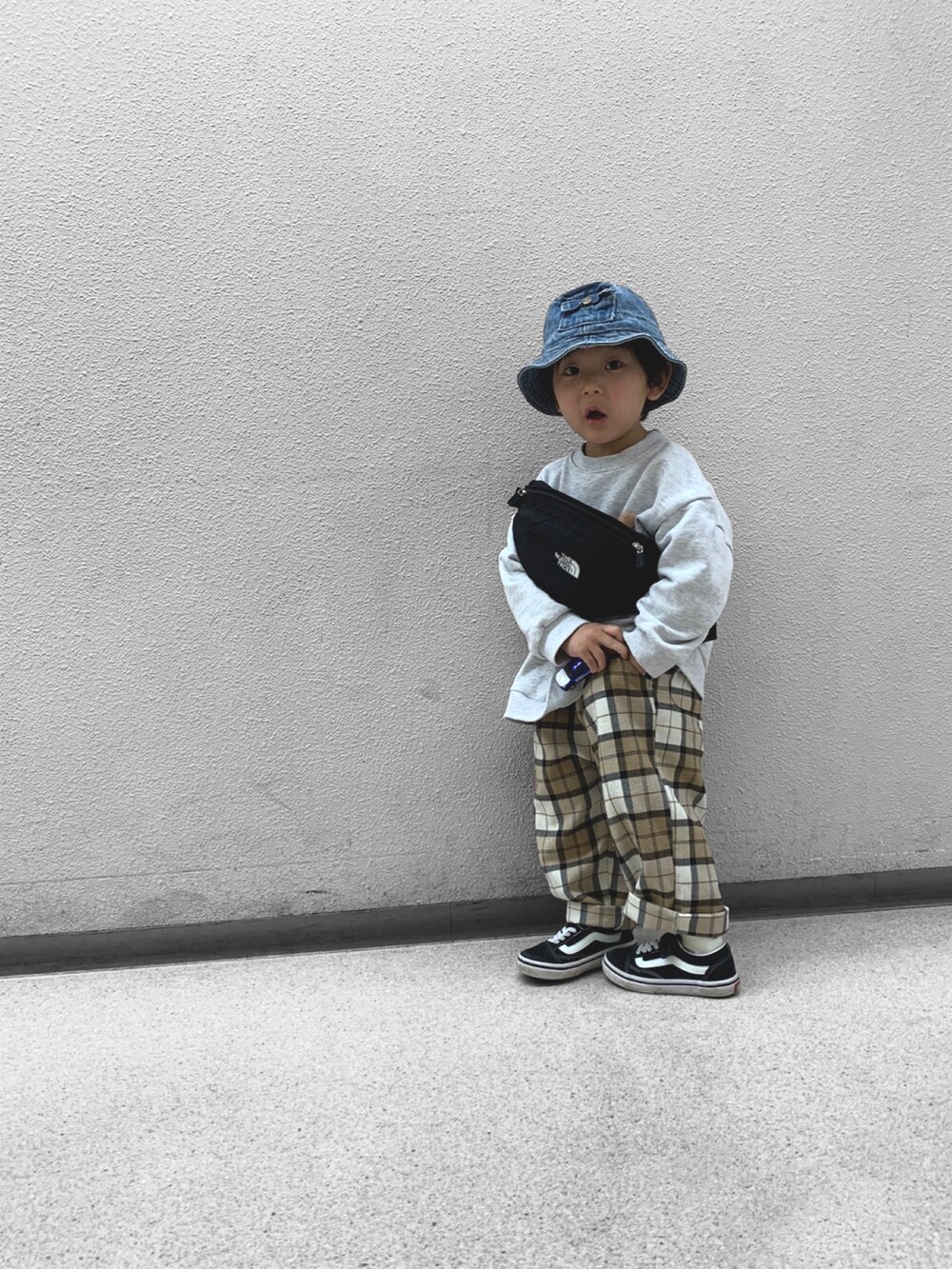 ブラック系のボディバッグ/ウエストポーチ、ブラック系のスニーカー、ホワイト系のスウェットを着用したキッズの春コーディネートの4枚目の写真