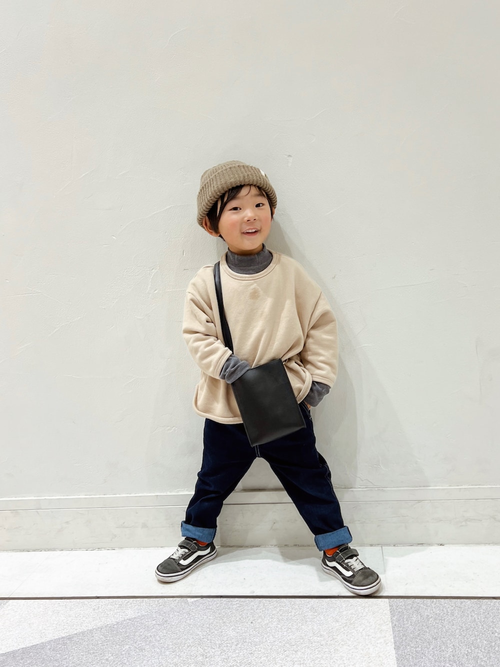 グレー系のTシャツ/カットソー、ベージュ系のスウェット、ブラック系のショルダーバッグを着用したキッズの冬コーディネートの2枚目の写真