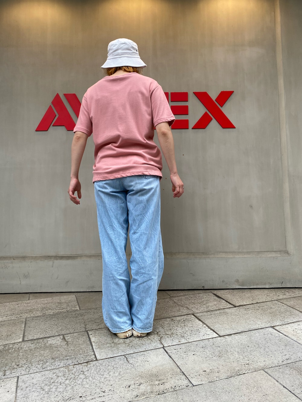 ピンク系のTシャツ/カットソーを着用したレディースの夏コーディネートの2枚目の写真