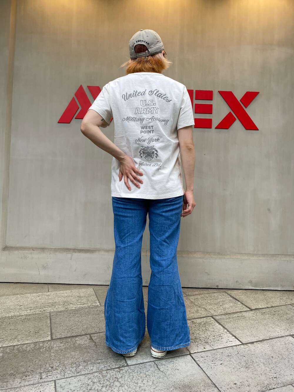 ホワイト系のTシャツ/カットソー、その他のキャップを着用したレディースの夏コーディネートの2枚目の写真