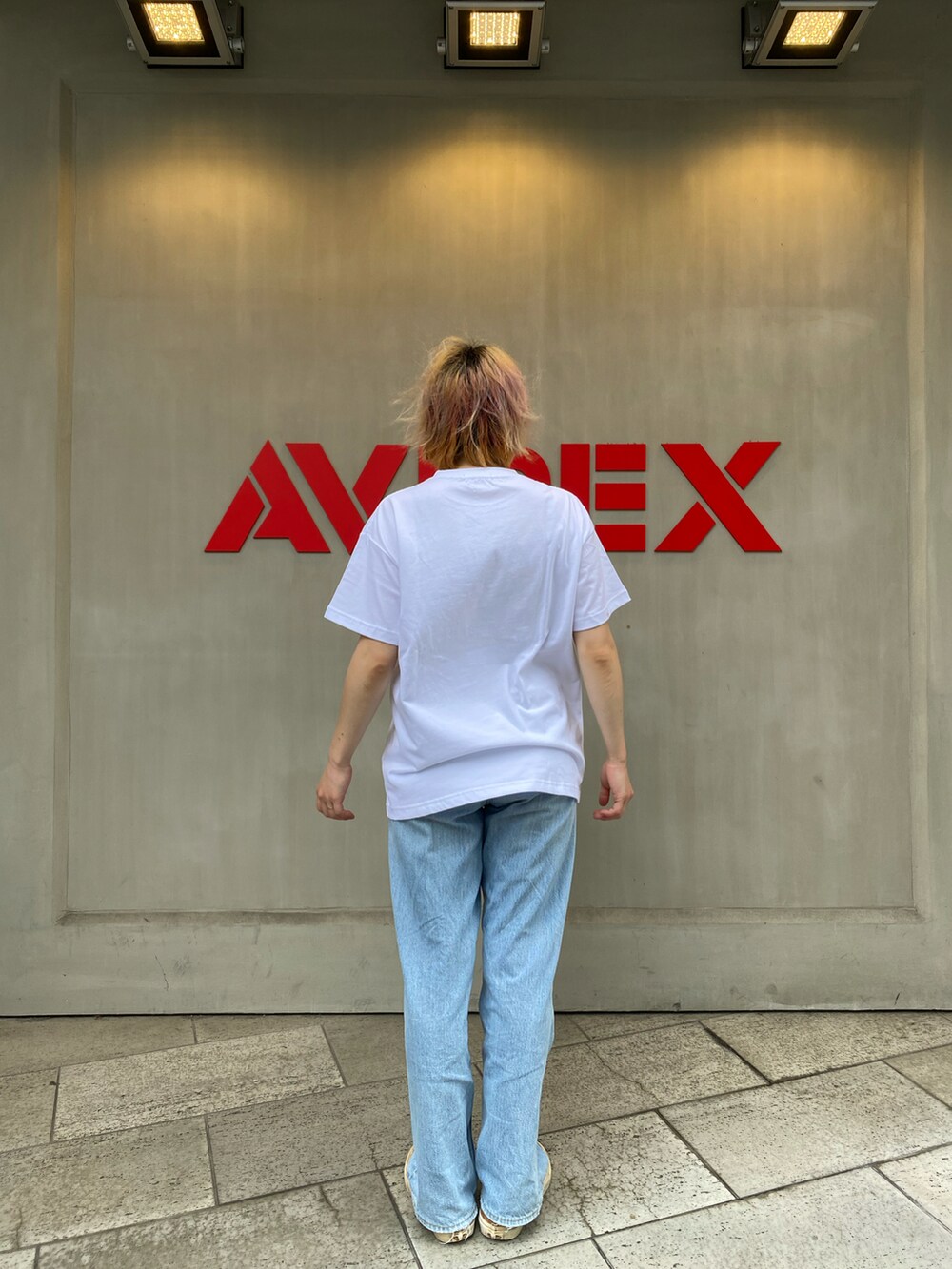 ホワイト系のTシャツ/カットソーを着用したレディースの夏コーディネートの2枚目の写真