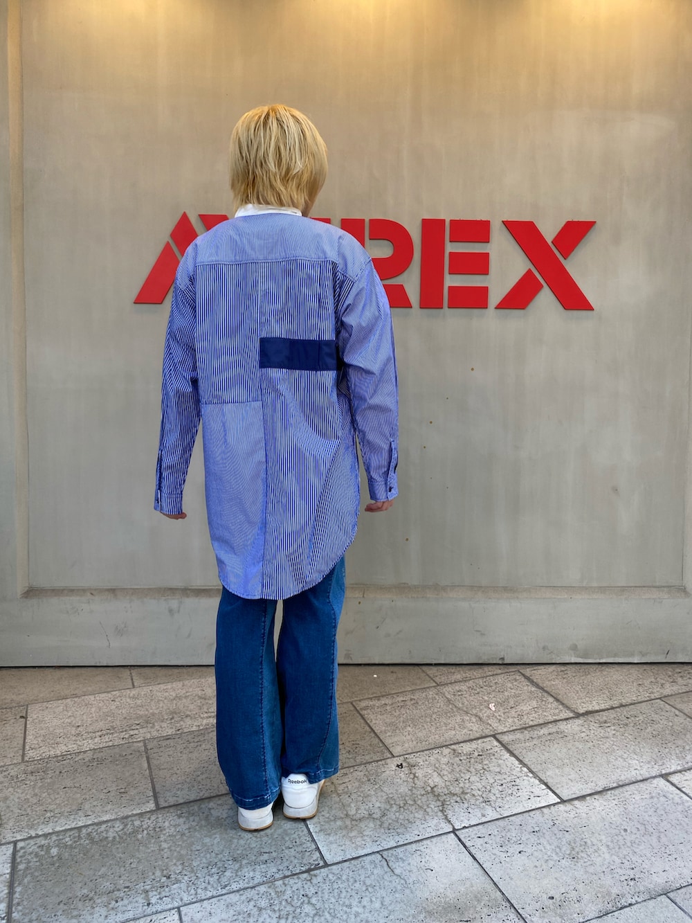 ブルー系のデニムパンツ、ブルー系のシャツ/ブラウスを着用したレディースの夏コーディネートの2枚目の写真