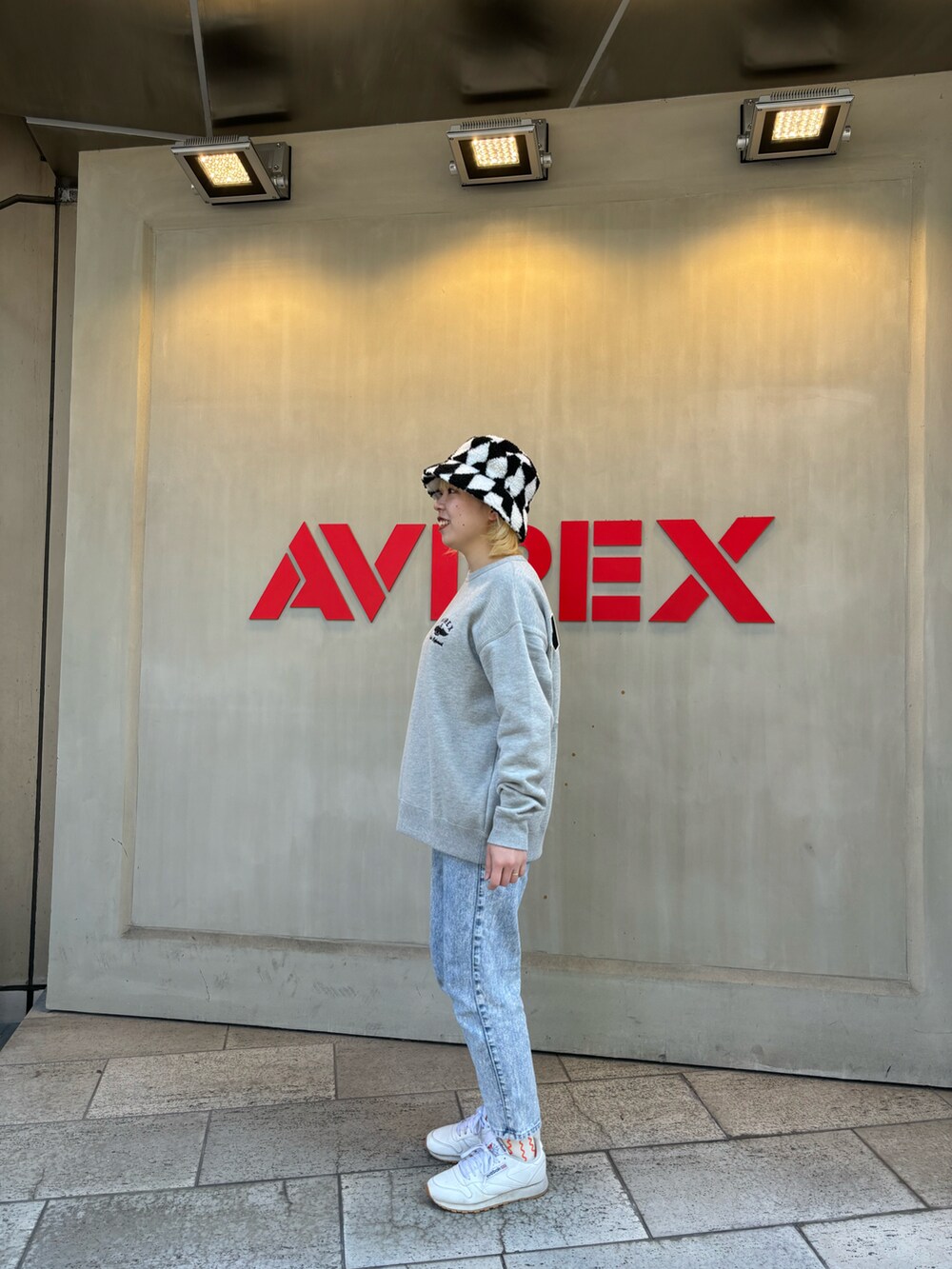 グレー系のスウェットを着用したレディースの秋コーディネートの2枚目の写真