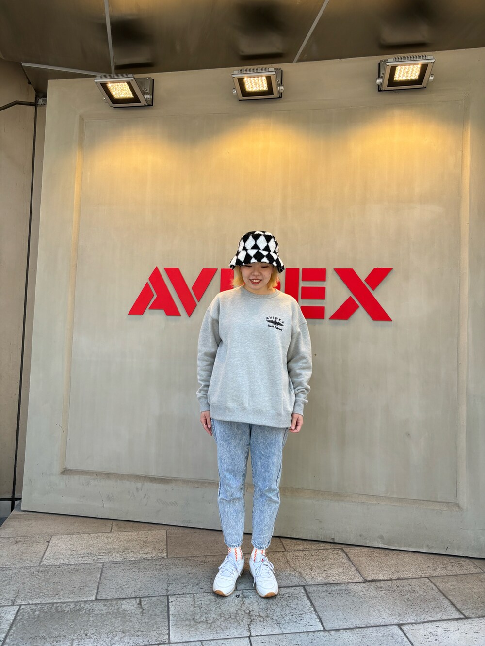 グレー系のスウェットを着用したレディースの秋コーディネートの3枚目の写真