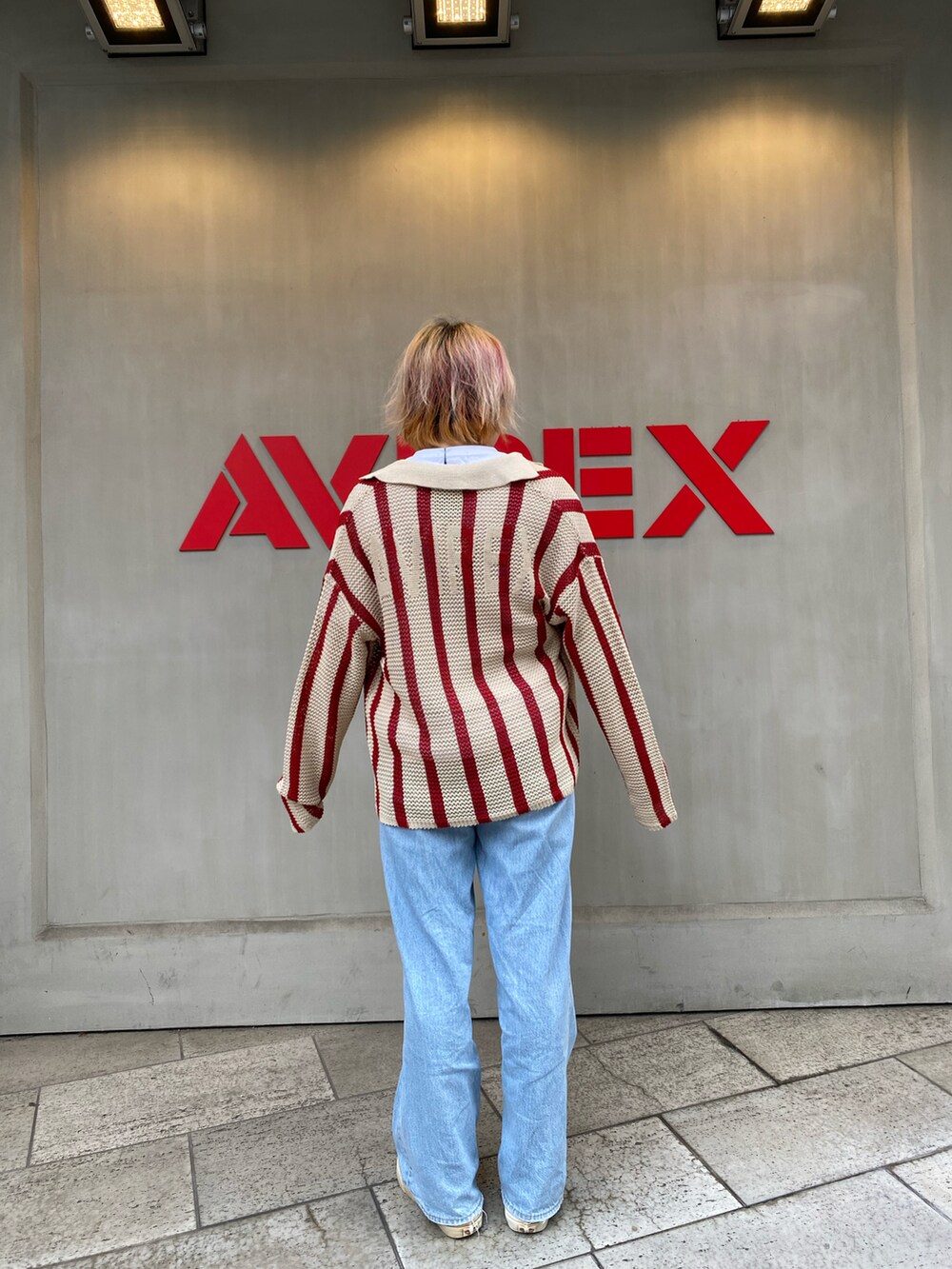 レッド系のカーディガン/ボレロ、ホワイト系のTシャツ/カットソーを着用したレディースの夏コーディネートの2枚目の写真