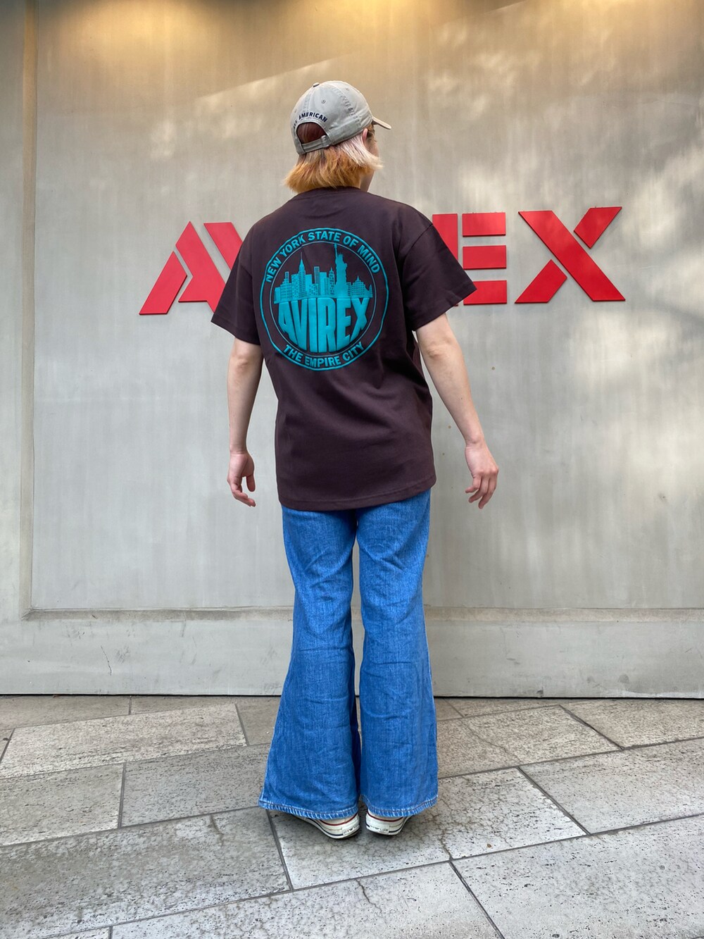 ブラウン系のTシャツ/カットソー、その他のキャップを着用したレディースの夏コーディネートの2枚目の写真