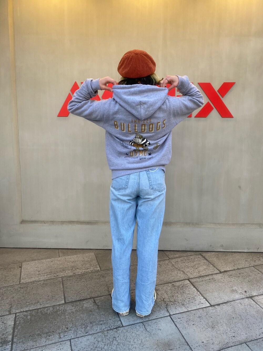 グレー系のパーカーを着用したレディースの冬コーディネートの2枚目の写真