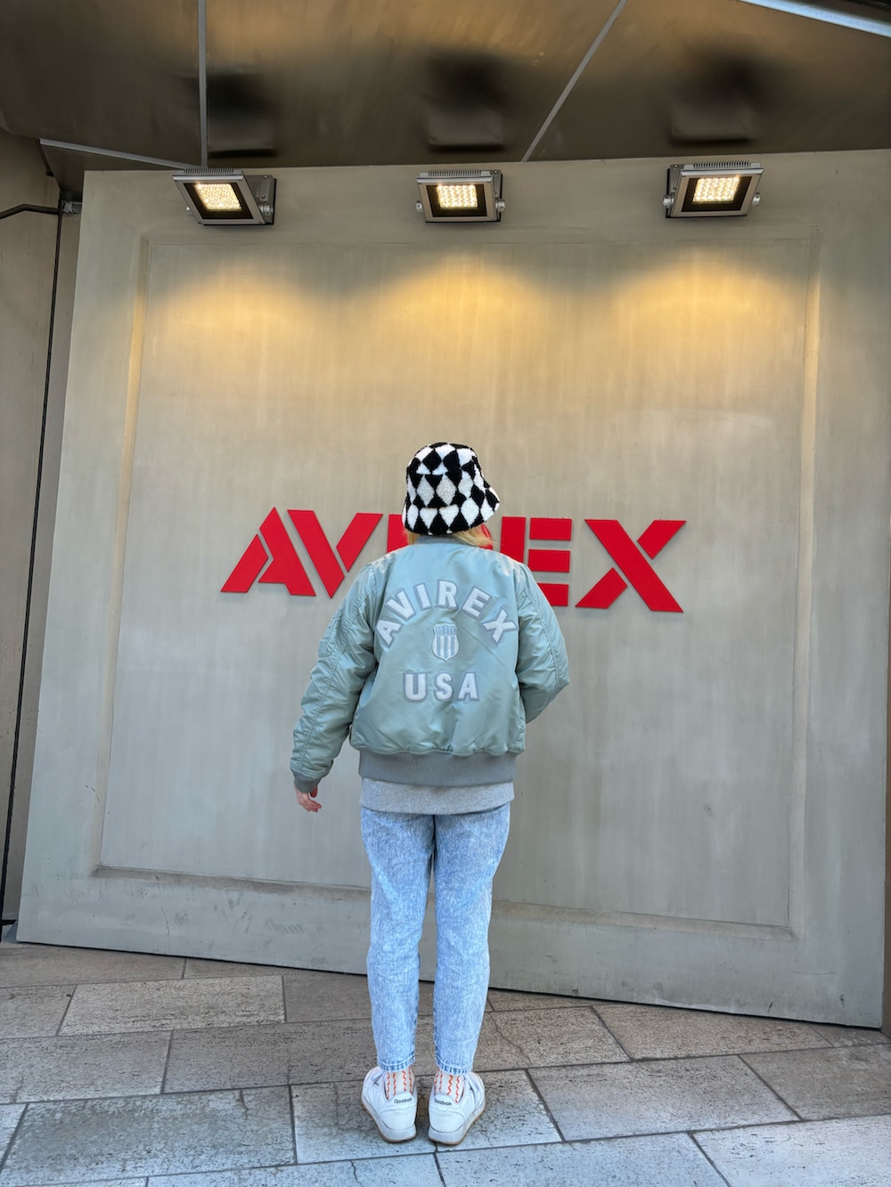 グリーン系のMA-1、グレー系のスウェットを着用したレディースの秋コーディネートの2枚目の写真