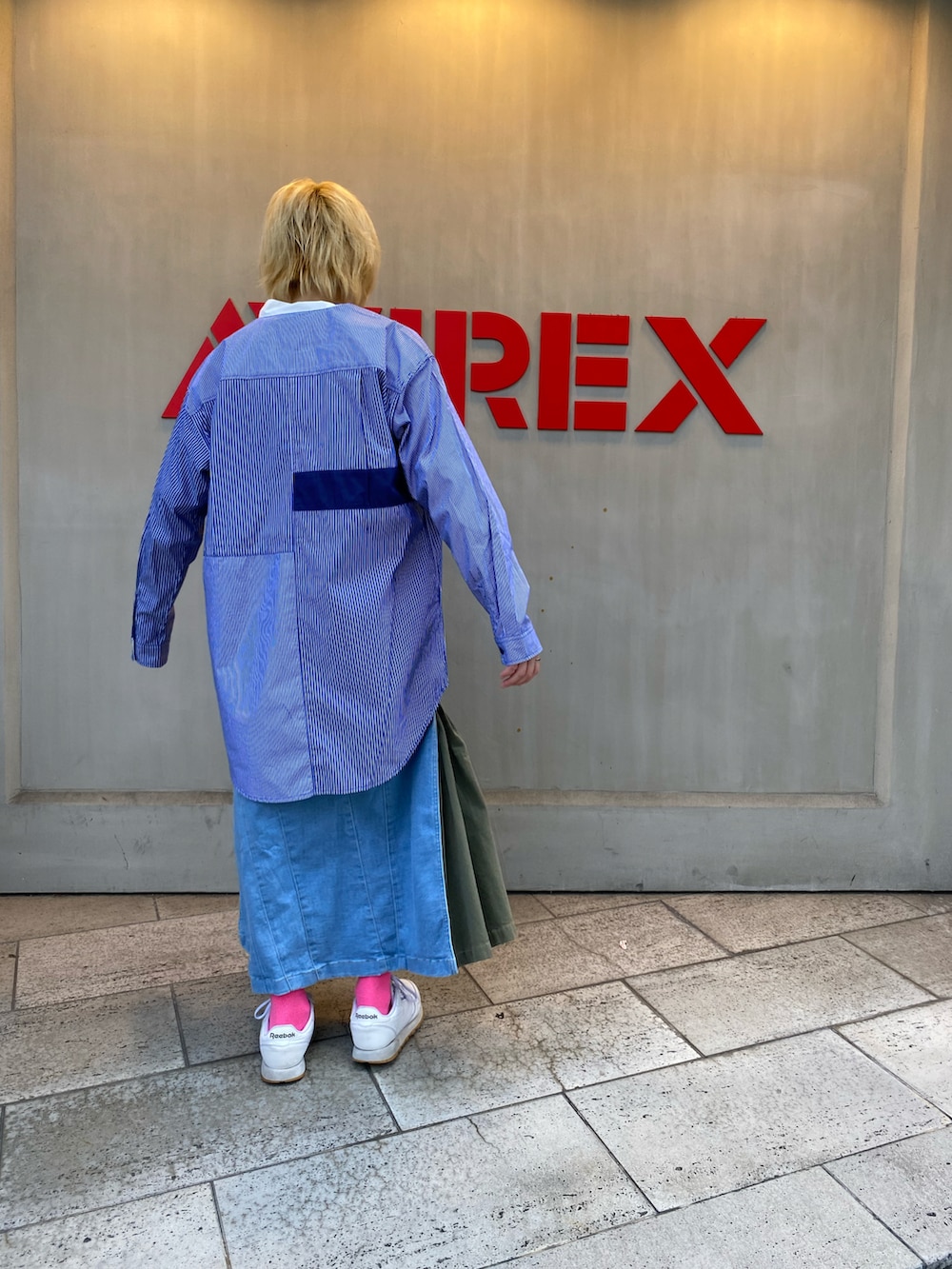 ブルー系のデニムスカート、ブルー系のシャツ/ブラウス、ブルー系のTシャツ/カットソーを着用したレディースの夏コーディネートの2枚目の写真