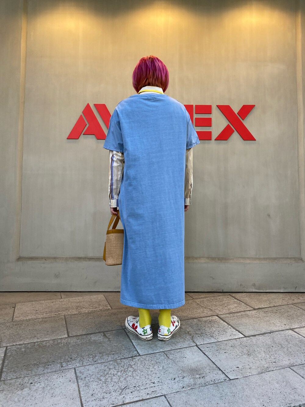 ブルー系のワンピース、イエロー系のシャツ/ブラウス、ブラウン系のバッグを着用したレディースの春コーディネートの2枚目の写真