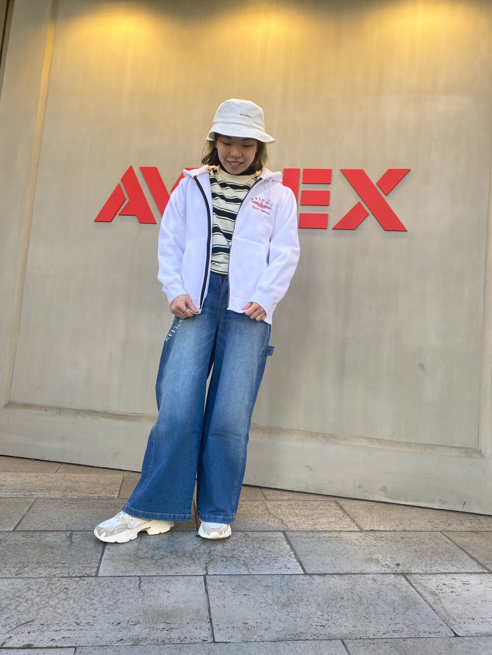 その他のデニムパンツ、ホワイト系のパーカー、ホワイト系のハットを着用したレディースの冬コーディネートの2枚目の写真