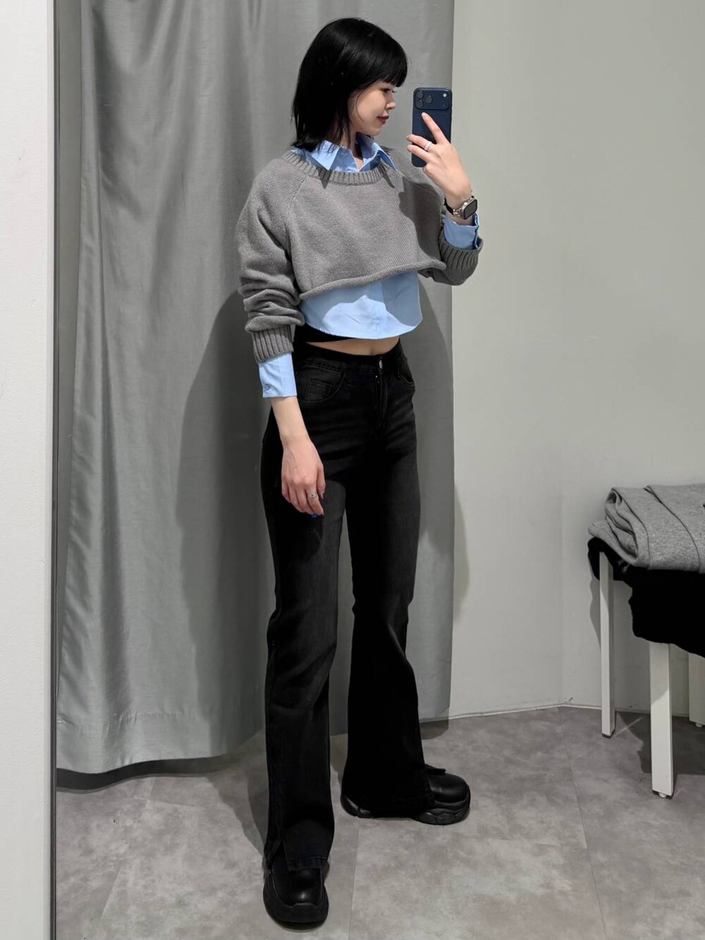 ブラック系のデニムパンツ、グレー系のニット/セーターを着用したレディースの冬コーディネートの2枚目の写真