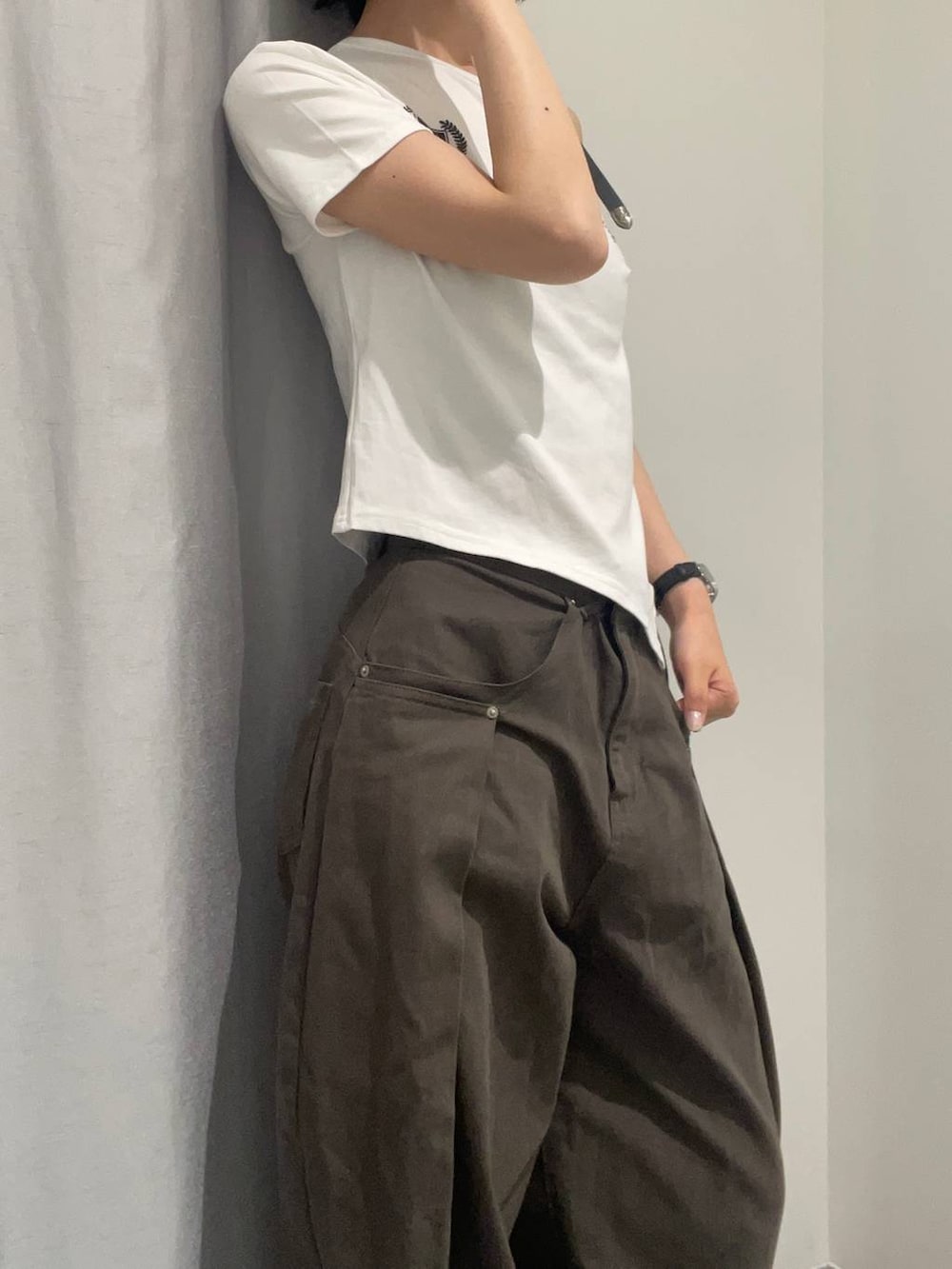 グレー系のカーゴパンツ、ホワイト系のTシャツ/カットソーを着用したレディースの夏コーディネートの3枚目の写真