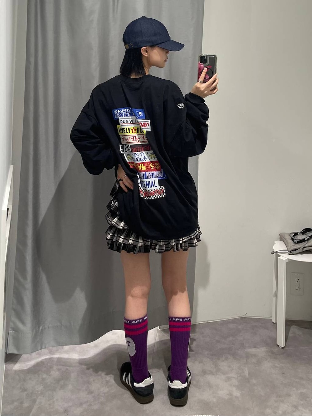「ALAND、韓国系、女子会、STAFF_STYLE_ALAND、女子ウケ、個性派、メンズライク、着痩せ・細見え、女子旅、韓国ファッション、Tシャツ、ミニスカート、ショートパンツ、ロンT、キャップ」｜「ALANDの【LADIES】adidas／ WS HANDBALL SPEZIAL SHOES 2109036（スニーカー、ブラック系）」を使った、ɐʞnɹɐɥさん（レディース・165cm）の夏コーディネートの3枚目の写真