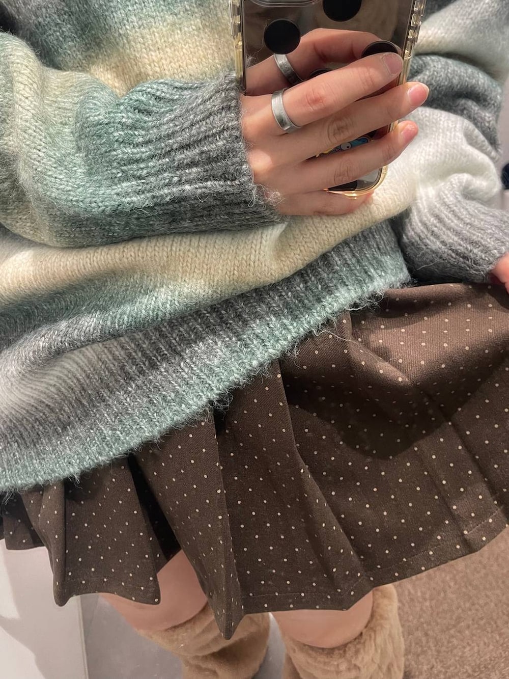 イエロー系のシューズ小物/雑貨、イエロー系のブーツ、グリーン系のパーカーを着用したレディースの秋コーディネートの7枚目の写真