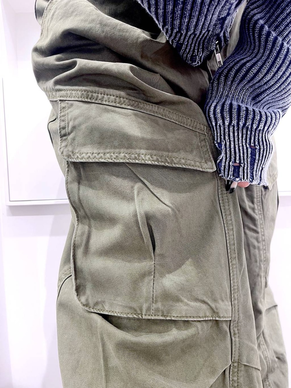 その他のブーツ、グリーン系のカーゴパンツを着用したレディースの秋コーディネートの4枚目の写真