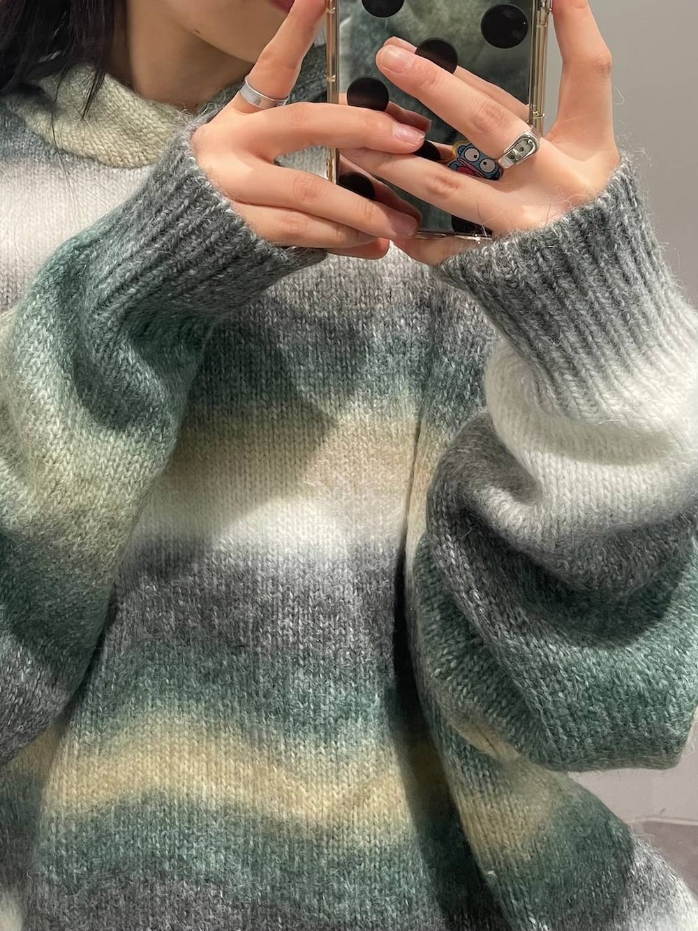 イエロー系のシューズ小物/雑貨、イエロー系のブーツ、グリーン系のパーカーを着用したレディースの秋コーディネートの6枚目の写真