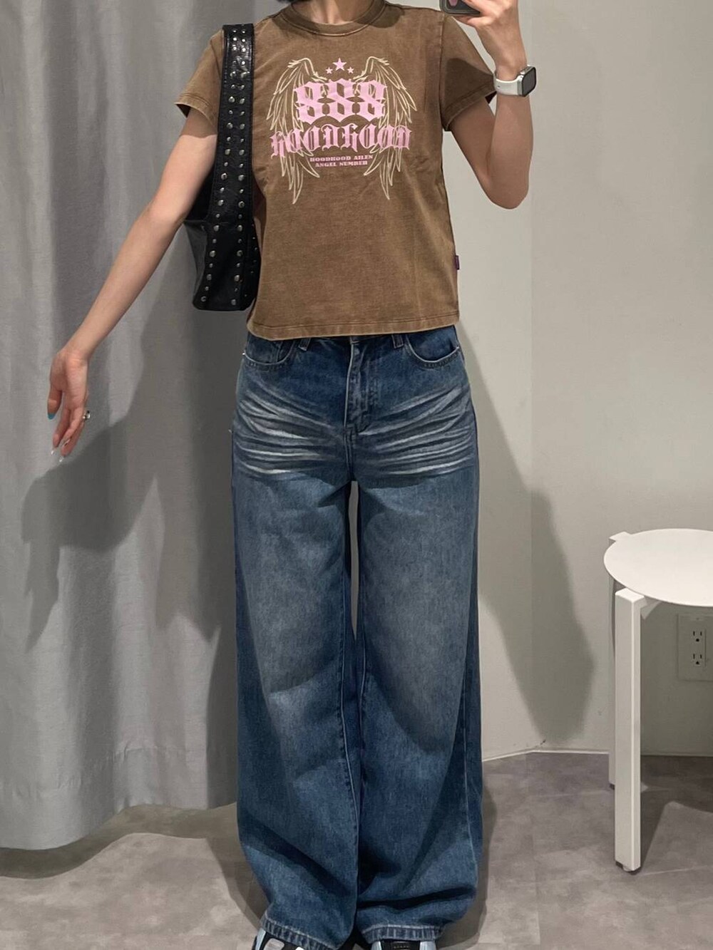 ブルー系のデニムパンツ、ブラック系のハンドバッグ、ブラック系のサングラスを着用したレディースの夏コーディネートの5枚目の写真