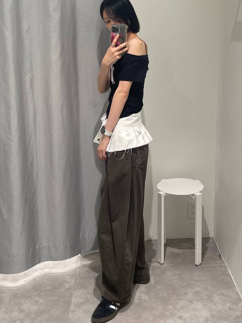 ブラック系のTシャツ/カットソー、グレー系のカーゴパンツ、ホワイト系のベルトを着用したレディースの夏コーディネートの6枚目の写真