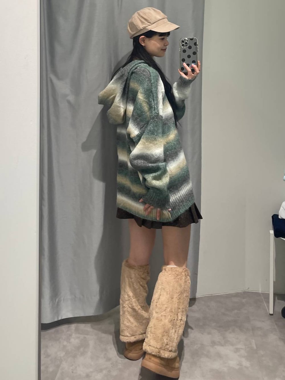 イエロー系のシューズ小物/雑貨、イエロー系のブーツ、グリーン系のパーカーを着用したレディースの秋コーディネートの4枚目の写真