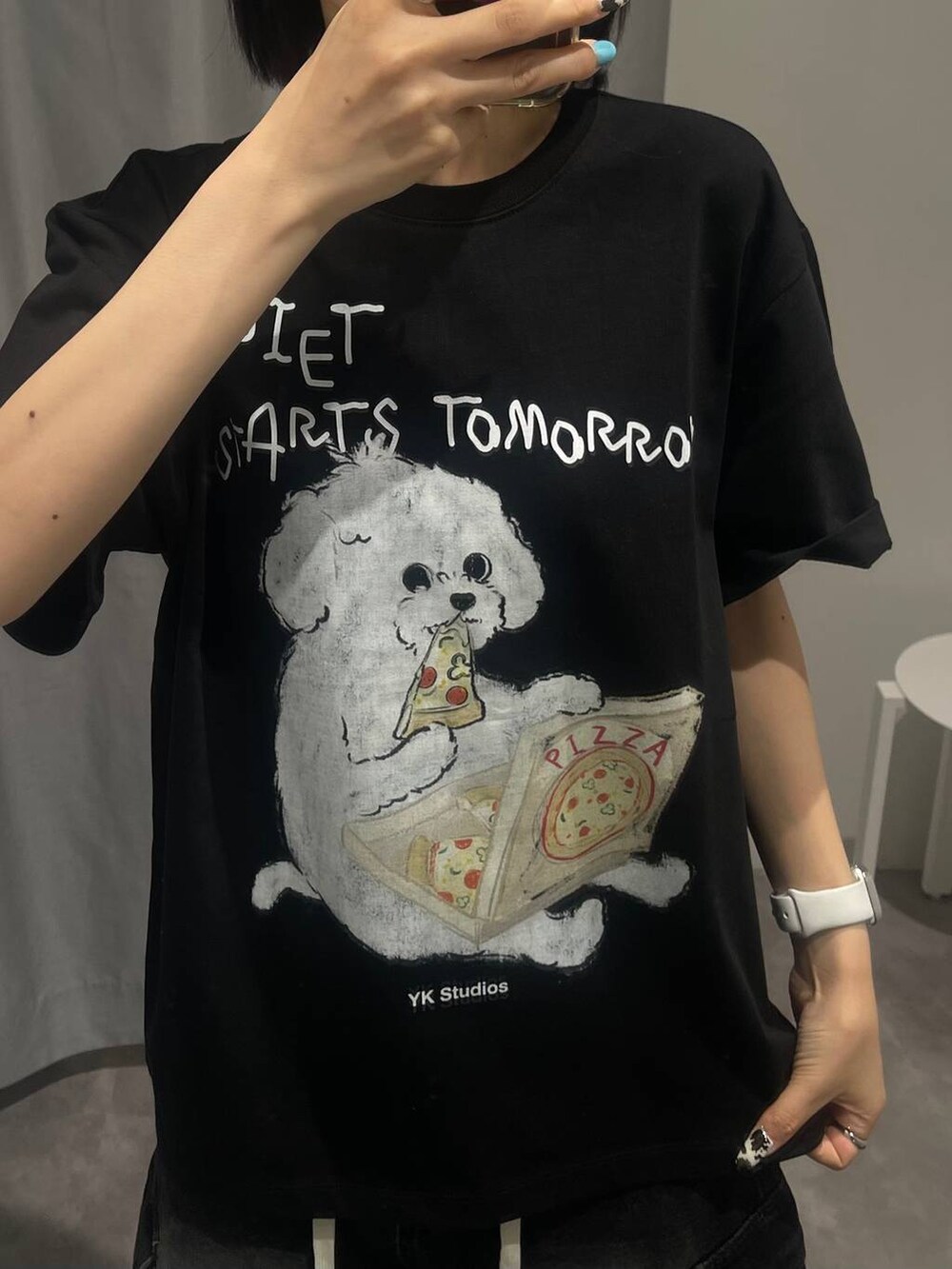 ブラック系のスニーカー、ブラック系のデニムパンツ、ブラック系のTシャツ/カットソーを着用したレディースの夏コーディネートの4枚目の写真