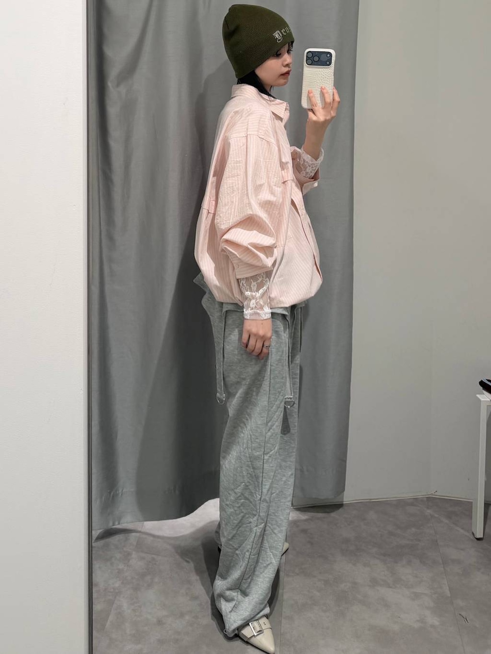 ブルー系のトートバッグ、ホワイト系のTシャツ/カットソー、ホワイト系のパンプスを着用したレディースの冬コーディネートの3枚目の写真