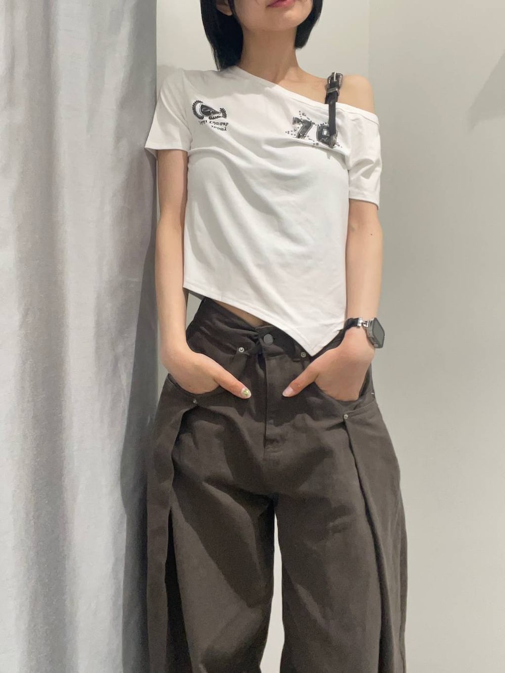 グレー系のカーゴパンツ、ホワイト系のTシャツ/カットソーを着用したレディースの夏コーディネートの6枚目の写真