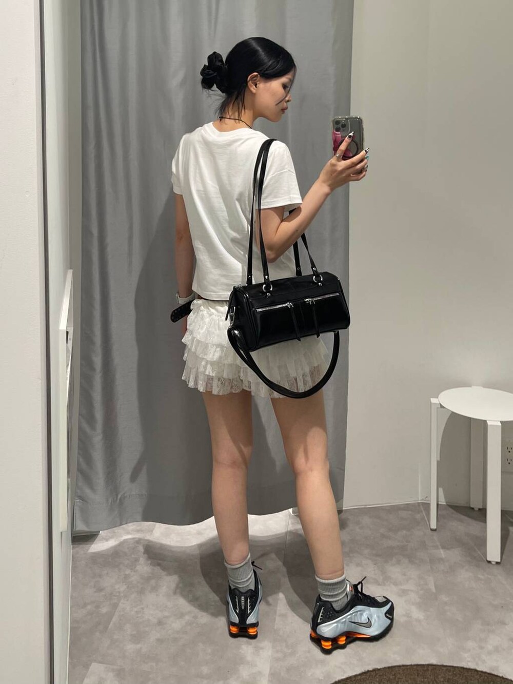 ホワイト系のその他パンツ、ホワイト系のTシャツ/カットソー、ブラック系のハンドバッグを着用したレディースの夏コーディネートの4枚目の写真