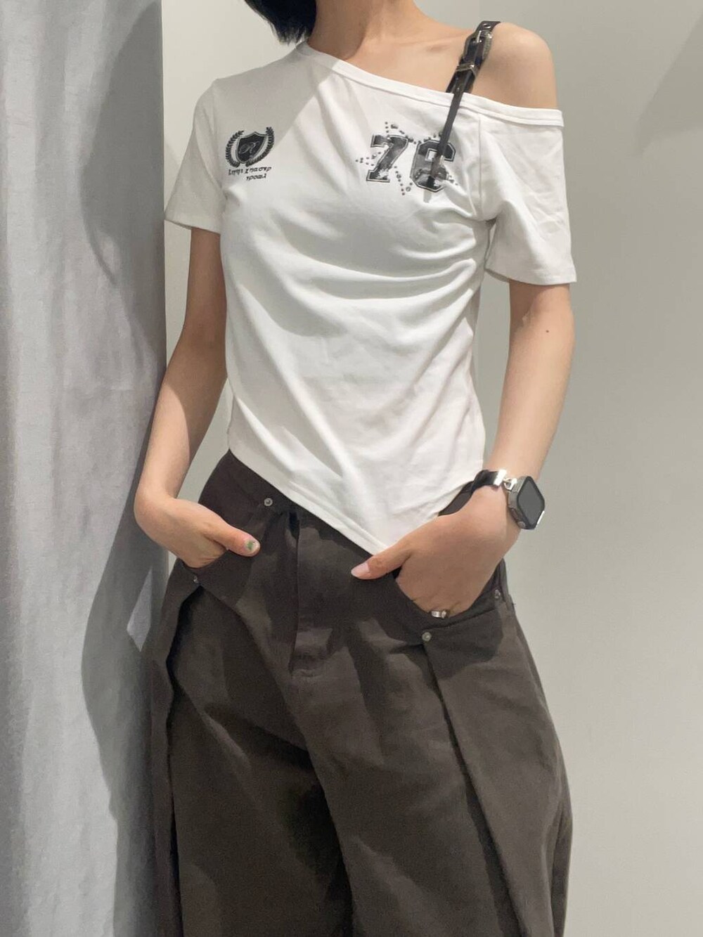 グレー系のカーゴパンツ、ホワイト系のTシャツ/カットソーを着用したレディースの夏コーディネートの7枚目の写真