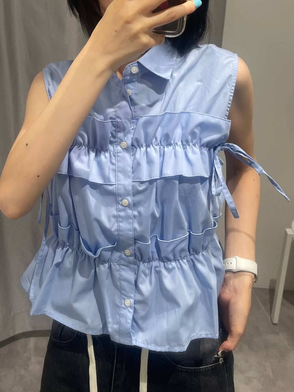 ブラック系のスニーカー、ブラック系のデニムパンツ、その他のトートバッグを着用したレディースの夏コーディネートの4枚目の写真