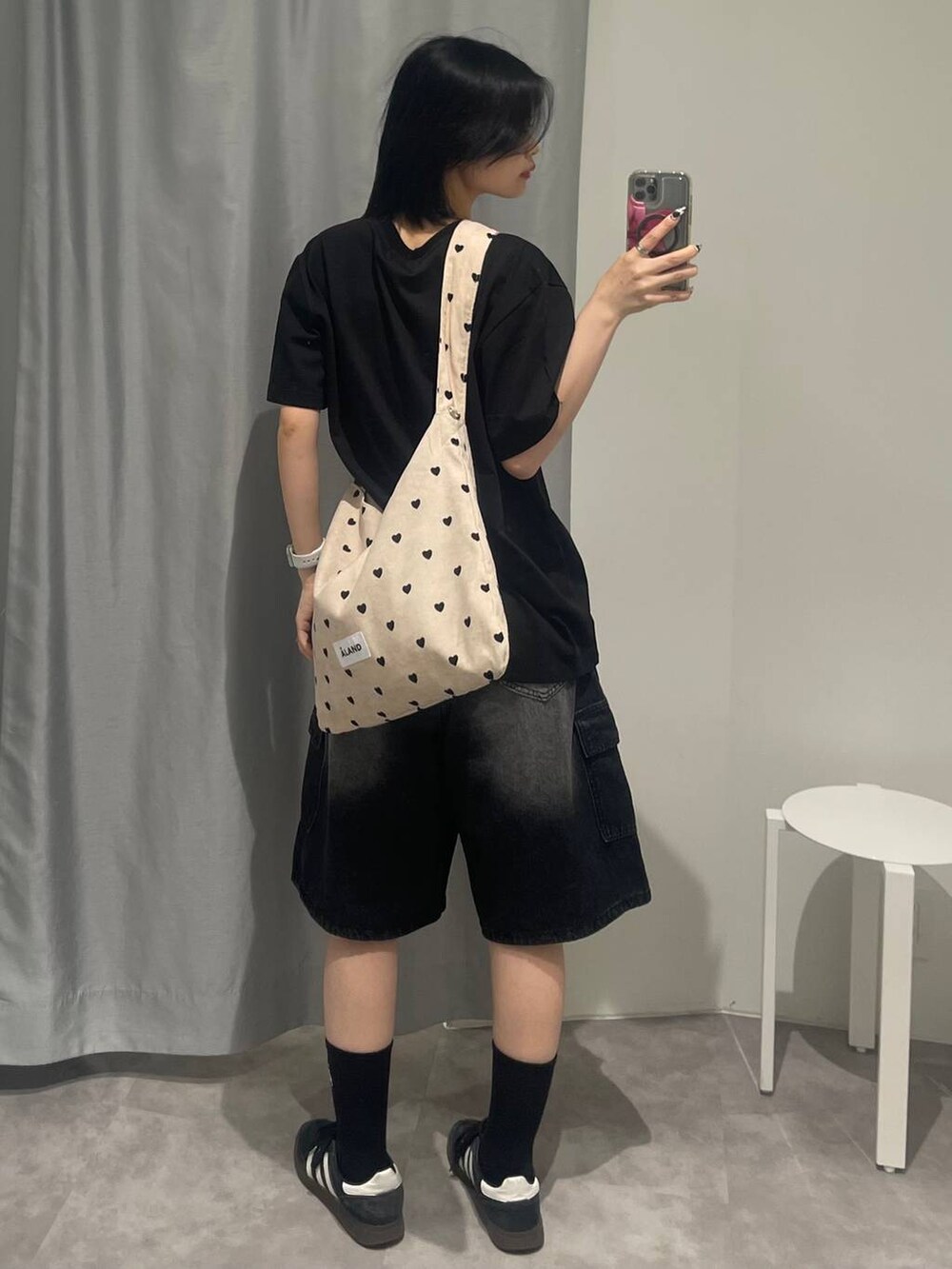 ブラック系のスニーカー、ブラック系のデニムパンツ、ブラック系のTシャツ/カットソーを着用したレディースの夏コーディネートの3枚目の写真