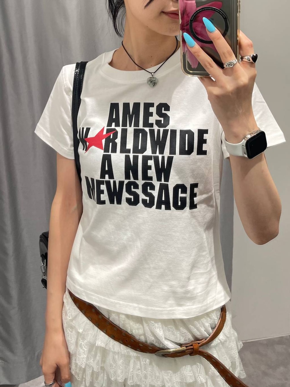 ホワイト系のその他パンツ、ホワイト系のTシャツ/カットソー、ブラック系のハンドバッグを着用したレディースの夏コーディネートの2枚目の写真