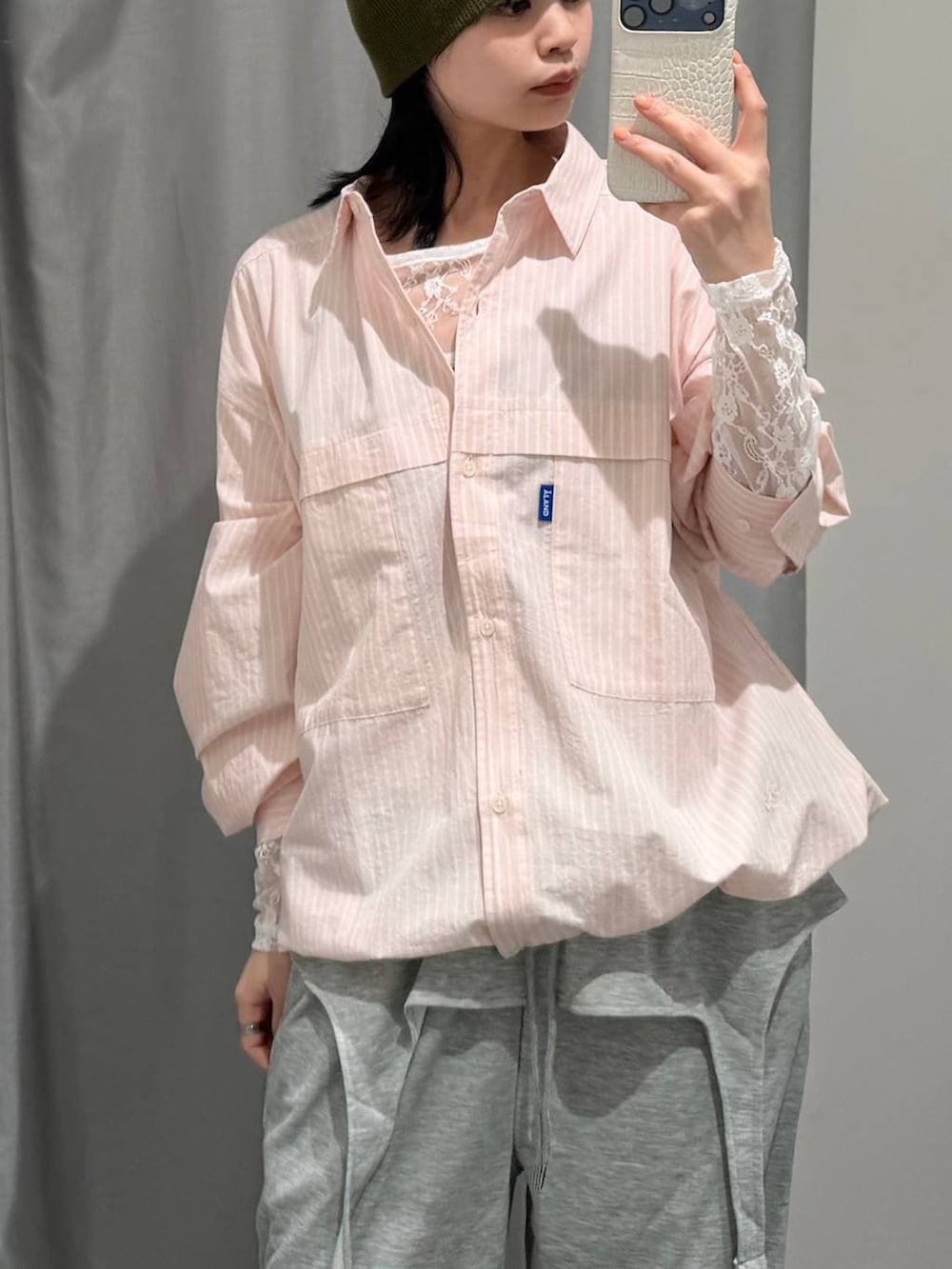 ブルー系のトートバッグ、ホワイト系のTシャツ/カットソー、ホワイト系のパンプスを着用したレディースの冬コーディネートの5枚目の写真