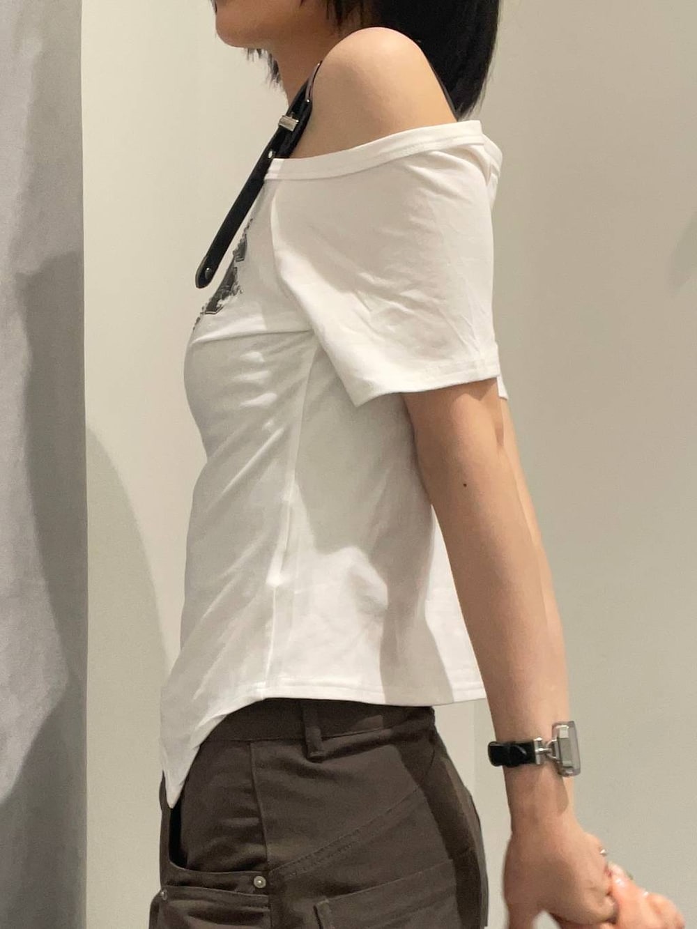 グレー系のカーゴパンツ、ホワイト系のTシャツ/カットソーを着用したレディースの夏コーディネートの5枚目の写真