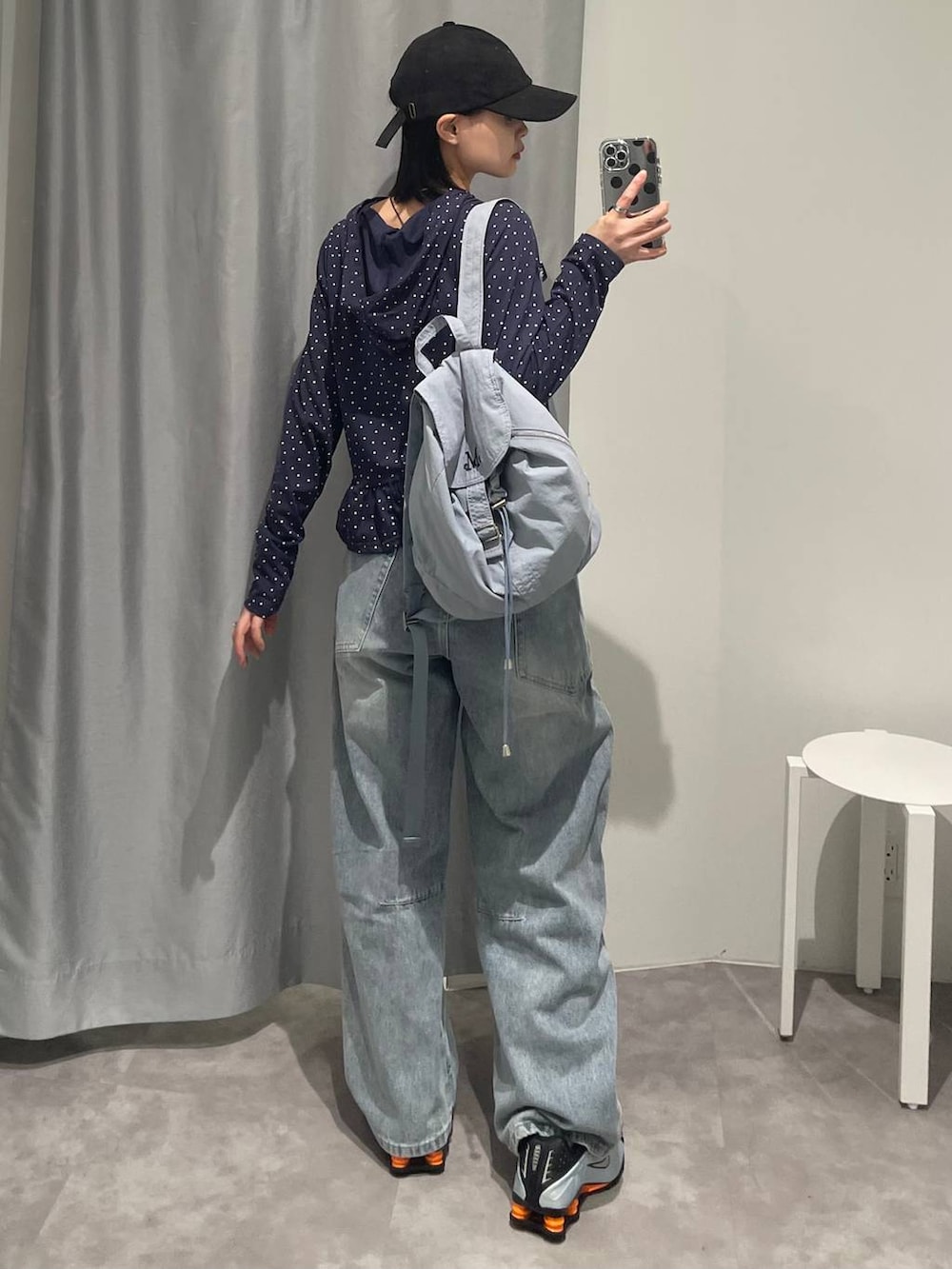 「韓国系、女子会、STAFF_STYLE_ALAND、女子ウケ、個性派、メンズライク、ALAND、着痩せ・細見え、女子旅、韓国ファッション、パーカー、デニムパンツ、リュック・バッグ」｜「ALANDの【UNISEX】ALAND／ＡロゴコーデュロイCAP（キャップ、ブラック系）」を使った、ɐʞnɹɐɥさん（レディース・165cm）の夏コーディネートの3枚目の写真