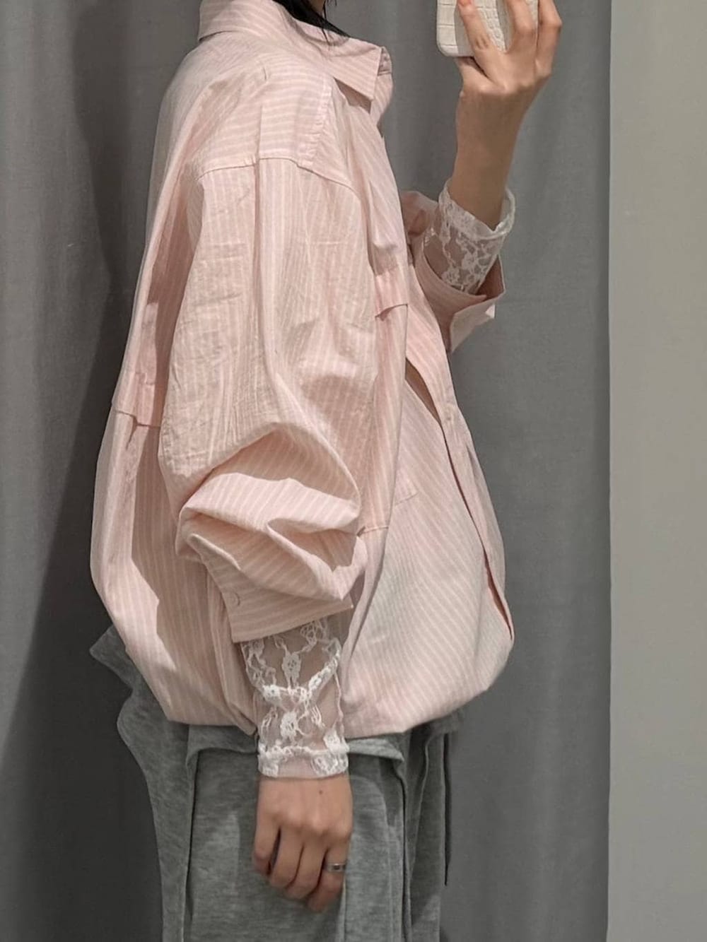 ブルー系のトートバッグ、ホワイト系のTシャツ/カットソー、ホワイト系のパンプスを着用したレディースの冬コーディネートの7枚目の写真