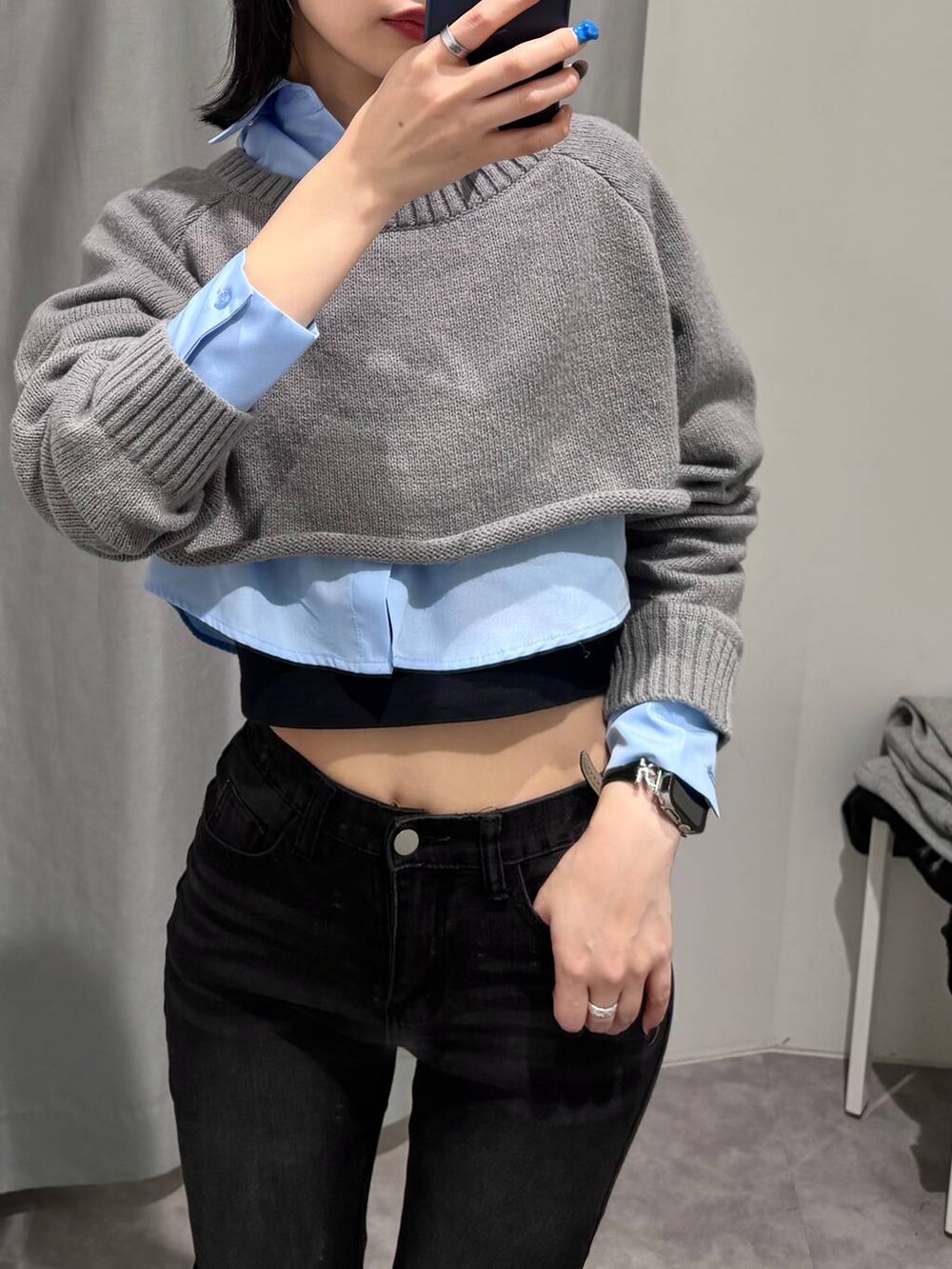 ブラック系のデニムパンツ、グレー系のニット/セーターを着用したレディースの冬コーディネートの5枚目の写真