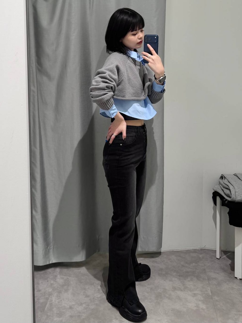 ブラック系のデニムパンツ、グレー系のニット/セーターを着用したレディースの冬コーディネートの3枚目の写真