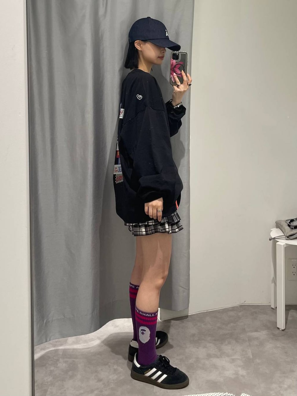 「ALAND、韓国系、女子会、STAFF_STYLE_ALAND、女子ウケ、個性派、メンズライク、着痩せ・細見え、女子旅、韓国ファッション、Tシャツ、ミニスカート、ショートパンツ、ロンT、キャップ」｜「ALANDの【LADIES】adidas／ WS HANDBALL SPEZIAL SHOES 2109036（スニーカー、ブラック系）」を使った、ɐʞnɹɐɥさん（レディース・165cm）の夏コーディネートの2枚目の写真