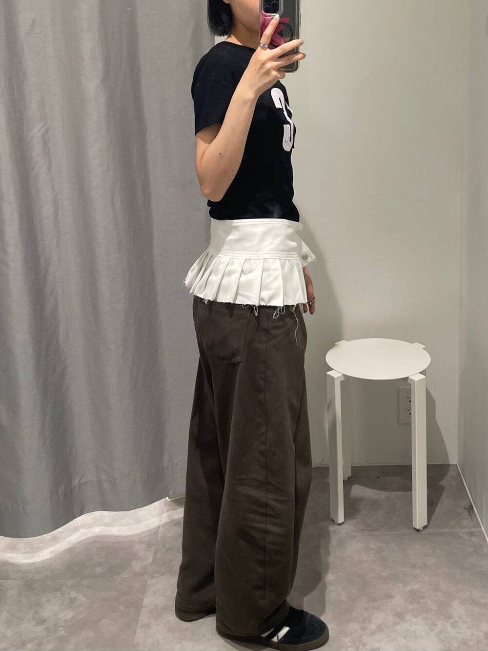 ブラック系のTシャツ/カットソー、グレー系のカーゴパンツ、ホワイト系のベルトを着用したレディースの夏コーディネートの4枚目の写真