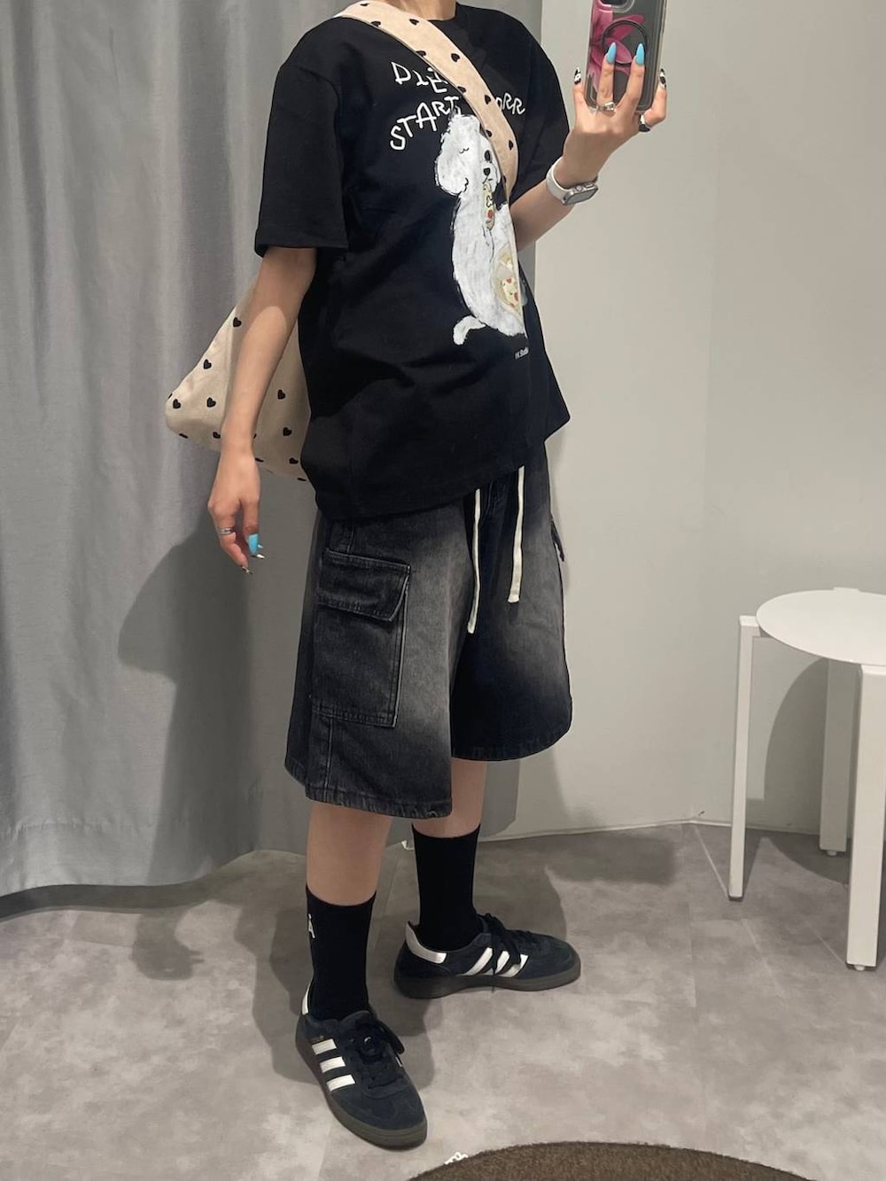 ブラック系のスニーカー、ブラック系のデニムパンツ、ブラック系のTシャツ/カットソーを着用したレディースの夏コーディネートの2枚目の写真