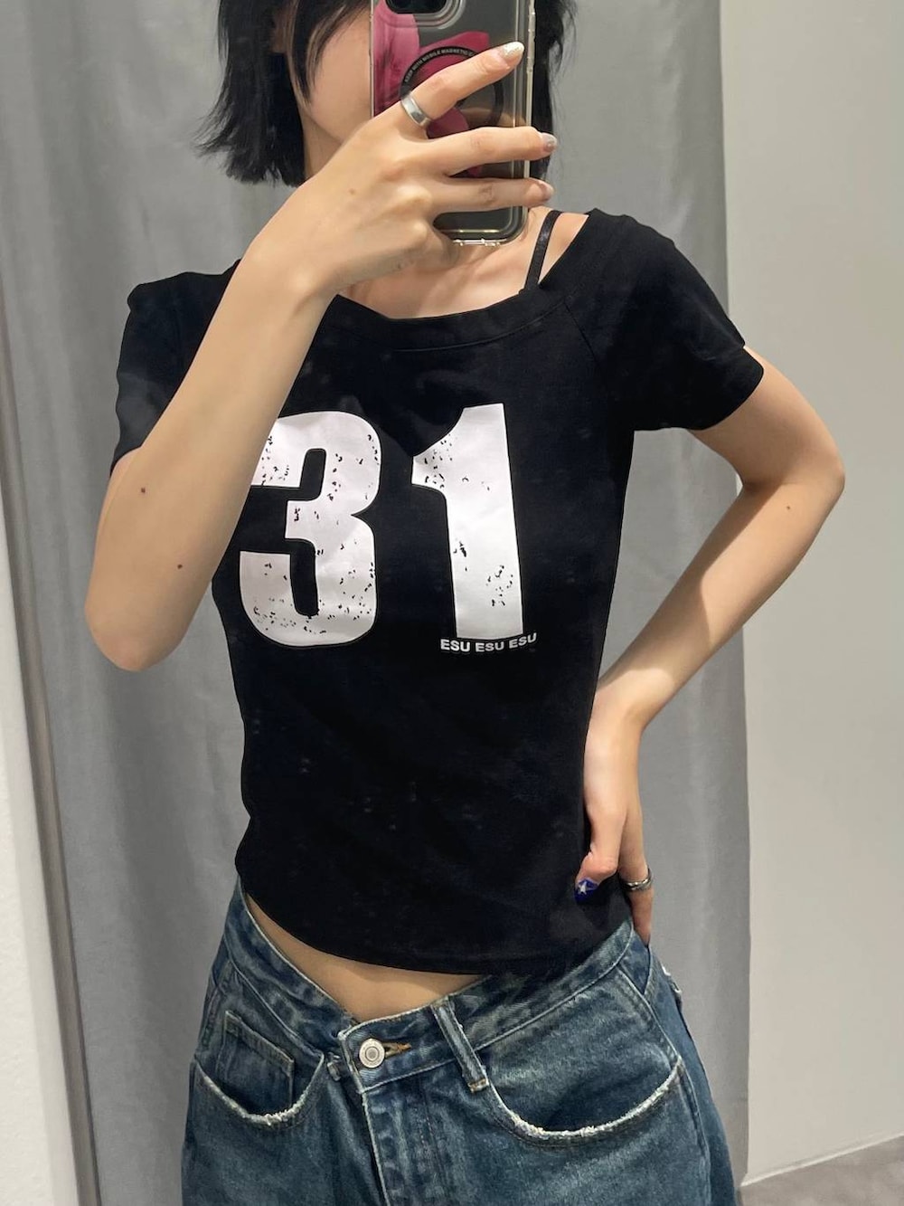ブラック系のTシャツ/カットソー、グレー系のカーゴパンツ、ホワイト系のベルトを着用したレディースの夏コーディネートの2枚目の写真