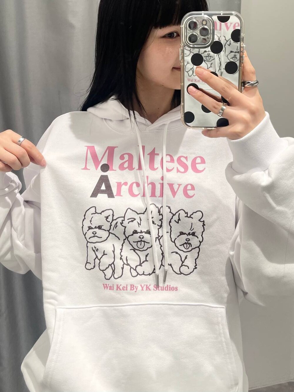 ブルー系のデニムパンツ、ブラウン系のスカート、ベージュ系のパーカーを着用したレディースの秋コーディネートの4枚目の写真