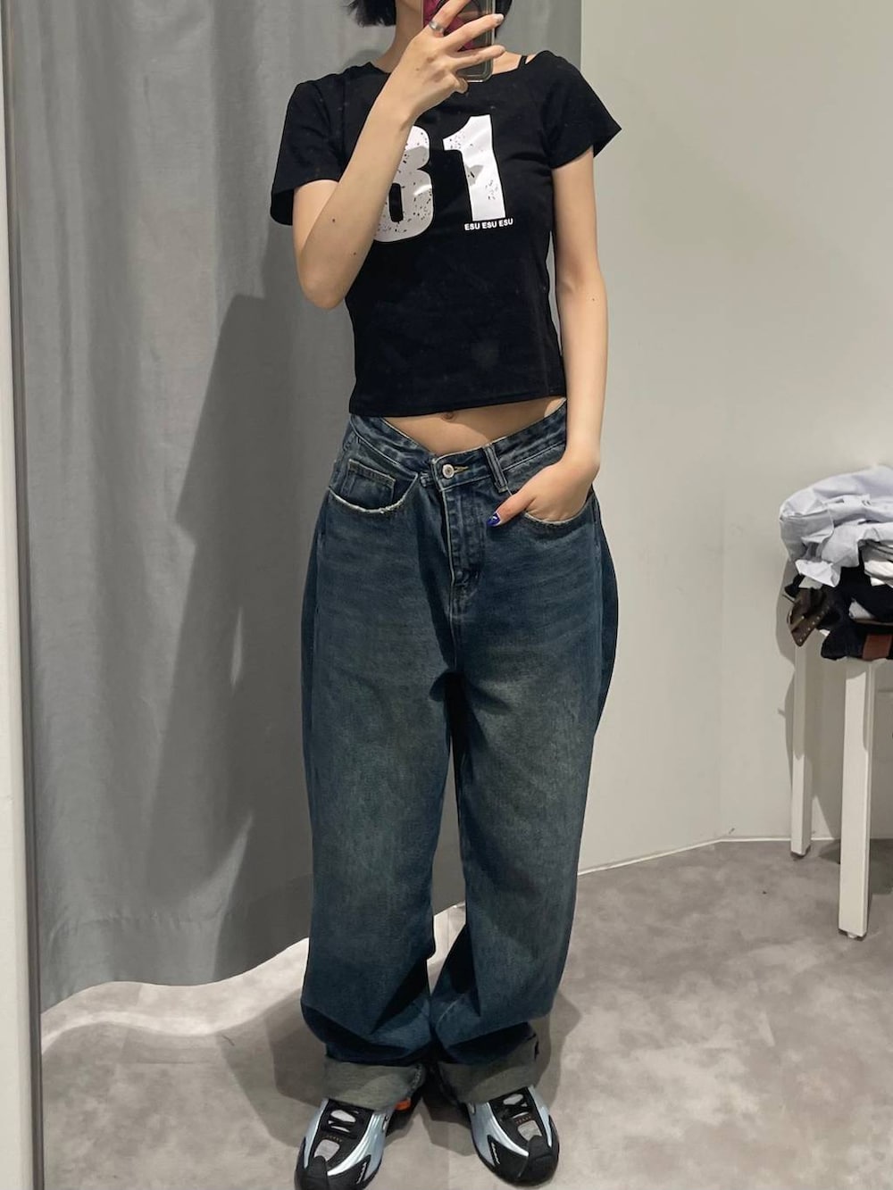 ブラック系のTシャツ/カットソー、グレー系のカーゴパンツ、ホワイト系のベルトを着用したレディースの夏コーディネートの8枚目の写真