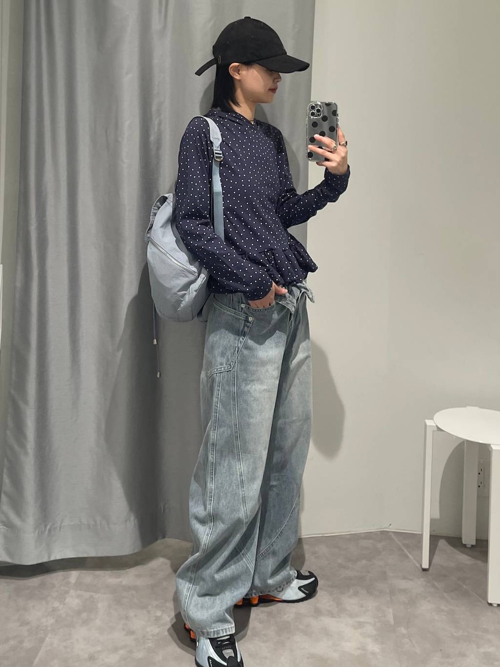 「韓国系、女子会、STAFF_STYLE_ALAND、女子ウケ、個性派、メンズライク、ALAND、着痩せ・細見え、女子旅、韓国ファッション、パーカー、デニムパンツ、リュック・バッグ」｜「ALANDの【UNISEX】ALAND／ＡロゴコーデュロイCAP（キャップ、ブラック系）」を使った、ɐʞnɹɐɥさん（レディース・165cm）の夏コーディネートの2枚目の写真