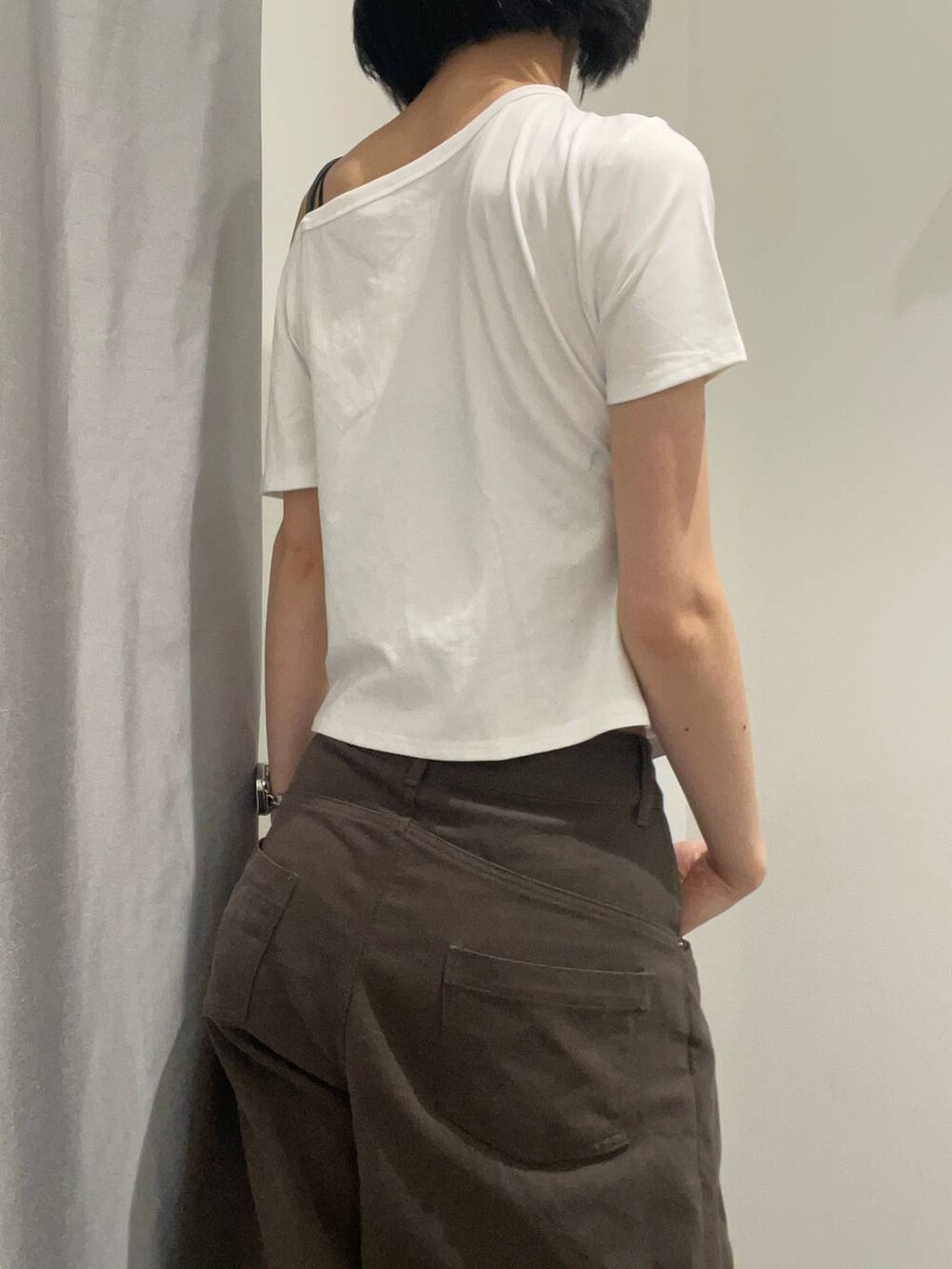 グレー系のカーゴパンツ、ホワイト系のTシャツ/カットソーを着用したレディースの夏コーディネートの4枚目の写真