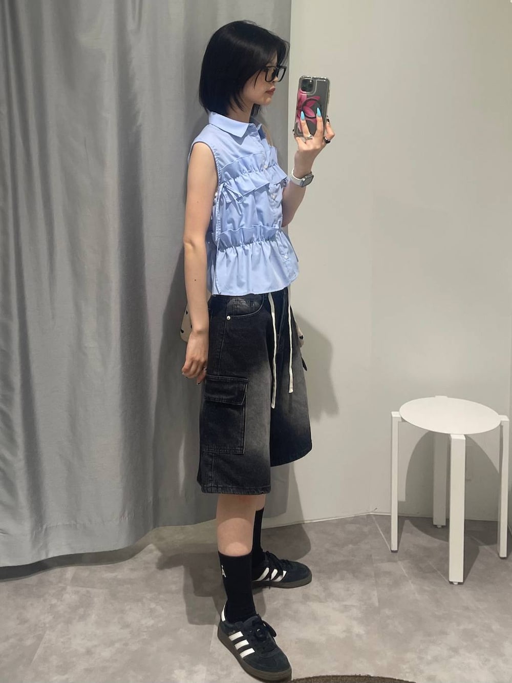 ブラック系のスニーカー、ブラック系のデニムパンツ、その他のトートバッグを着用したレディースの夏コーディネートの2枚目の写真