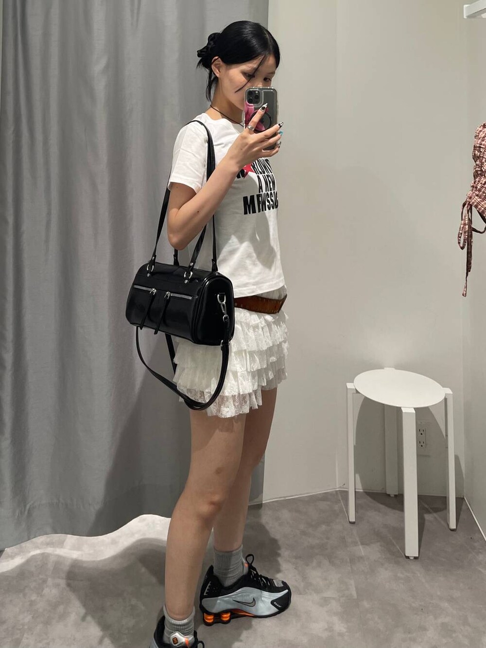 ホワイト系のその他パンツ、ホワイト系のTシャツ/カットソー、ブラック系のハンドバッグを着用したレディースの夏コーディネートの3枚目の写真