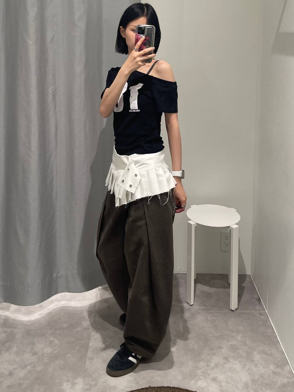 ブラック系のTシャツ/カットソー、グレー系のカーゴパンツ、ホワイト系のベルトを着用したレディースの夏コーディネートの7枚目の写真